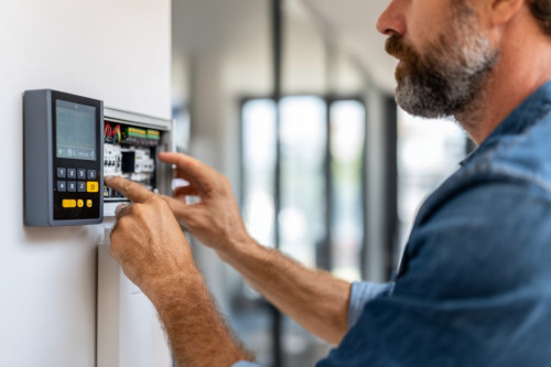 Kiedy zdecydować się na wymianę starego systemu alarmowego w domu?